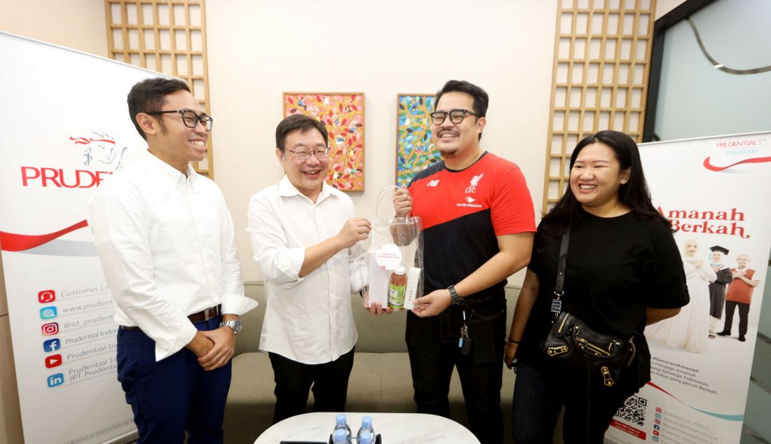 Chief Financial Officer Prudential Syariah Paul Setio Kartono bersama Head of Marketing, Customer, & Corporate Communication Prudential Syariah Adhi Nugraha Sugiharto memberikan souvenir kepada peserta yang melakukan cek kesehatan di walk-in customer service Prudential Centre, Kota Kasablanka, Jakarta, Rabu (4/9). PT Prudential Sharia Life Assurance (Prudential Syariah) memberikan apresiasi kepada peserta melalui berbagai kegiatan menarik, salah satunya dengan layanan pemeriksaan kesehatan gratis yang tersedia di walk-in customer service Prudential, yang berlokasi di Prudential Centre, Kota Kosablanka Lantai 15 dan bekerja sama dengan rumah sakit rekanan Prudential Syariah. - JPNN.com