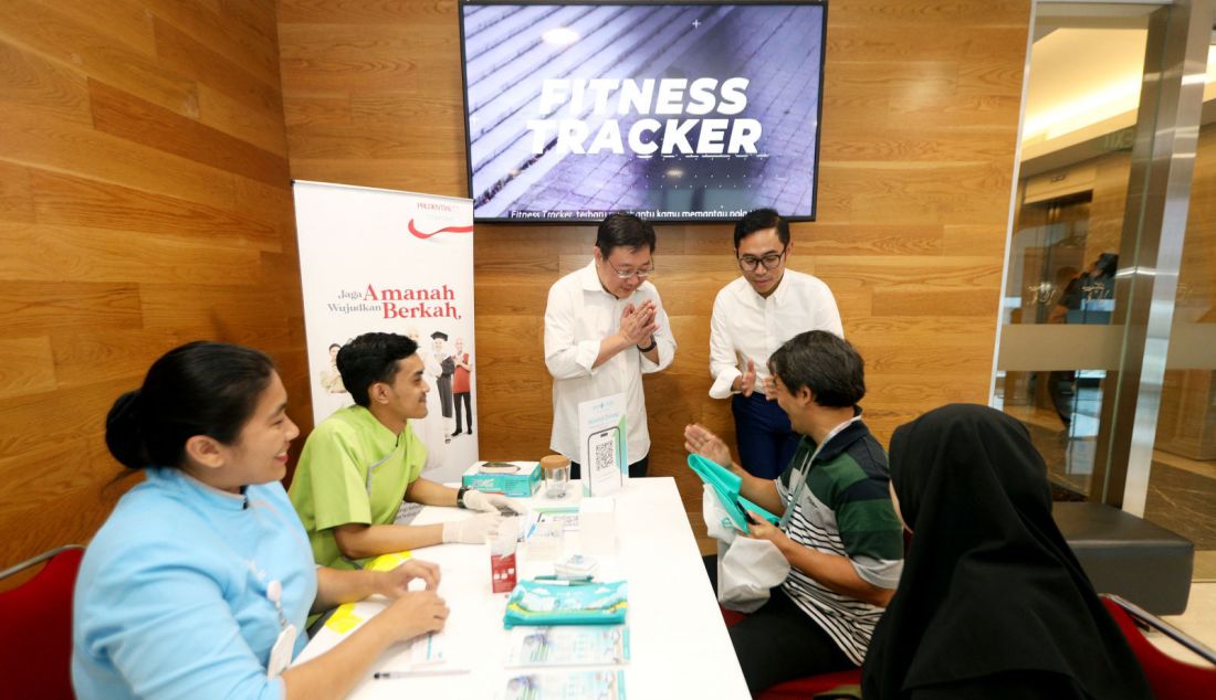 Chief Financial Officer Prudential Syariah Paul Setio Kartono bersama Head of Marketing, Customer, & Corporate Communication Prudential Syariah Adhi Nugraha Sugiharto bercengkerama dengan para peserta yang sedang melakukan cek kesehatan gratis yang tersedia di walk-in customer service Prudential Centre, Kota Kasablanka, Jakarta, Rabu (4/9). - JPNN.com