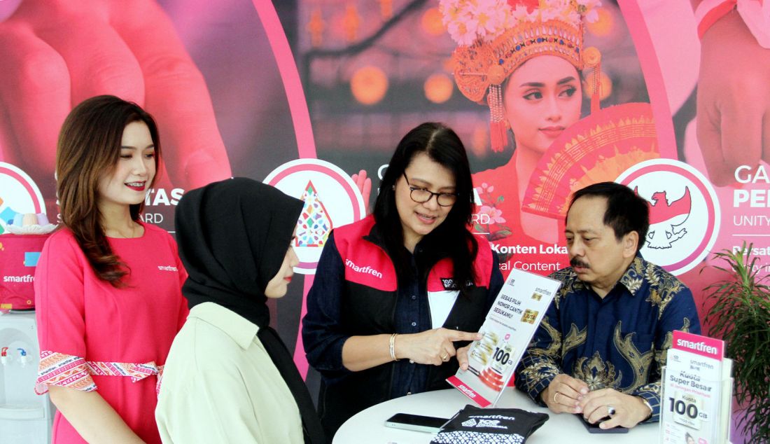 President Director Smartfren Merza Fachys didampingi Div. Head of Postpaid & Service Excellence Smartfren Rochelle Camasosa berbincang dengan pelanggan yang datang ke Galeri Smartfren Sabang, Jakarta, Rabu (4/9). Khusus pada Hari Pelanggan dan perayaan HUT ke-17 Smartfren membagikan sejumlah hadiah kepada pelanggan setia. Mulai dari paket data, hingga bingkisan voucer data dan alat rumah tangga. - JPNN.com