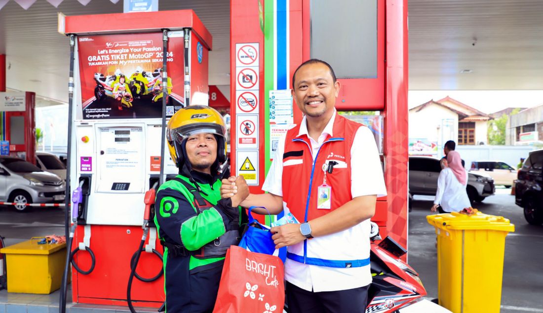 PTS. Direktur Utama PT Pertamina Retail Mohammad Fitrawan Nur menyapa dan berinteraksi dengan para pelanggan saat memperingati Hari Pelanggan Nasional 2024 di SPBU Coco Fatmawati, Jakarta, Rabu (4/9). - JPNN.com