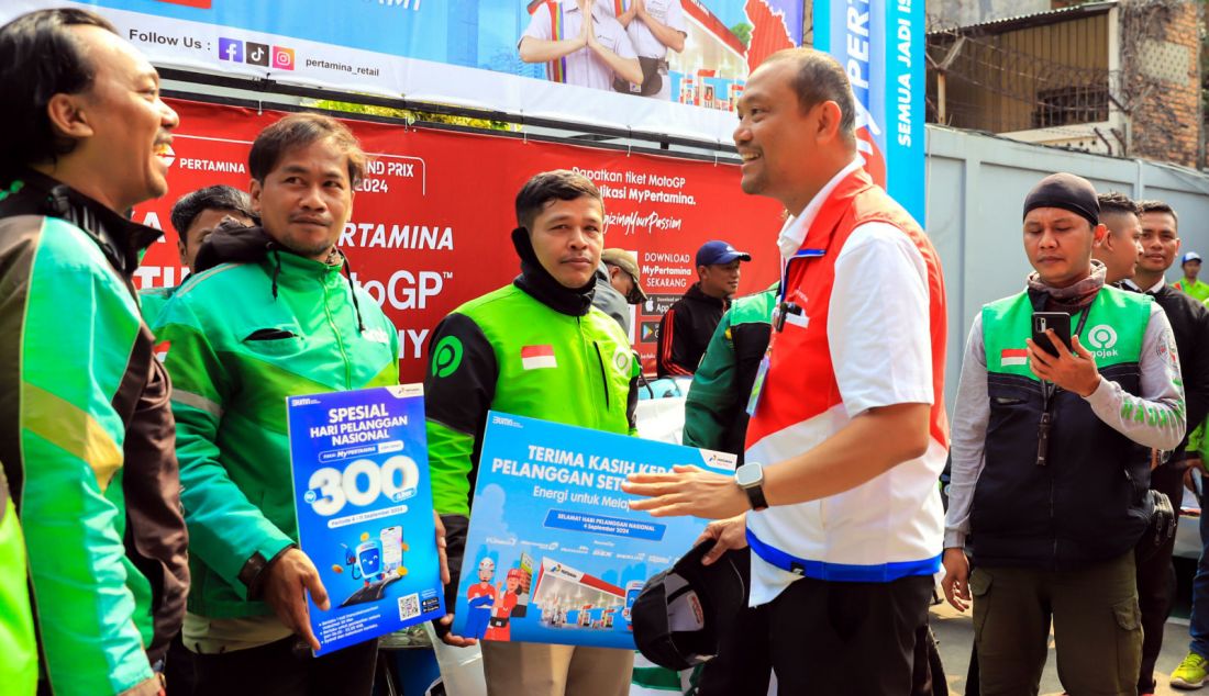 PTS. Direktur Utama PT Pertamina Retail Mohammad Fitrawan Nur menyapa dan berinteraksi dengan para pelanggan saat memperingati Hari Pelanggan Nasional 2024 di SPBU Coco Fatmawati, Jakarta, Rabu (4/9). PT Pertamina Retail sebagai bagian dari Subholding Commercial & Trading, menggelar kegiatan sapa pelanggan bertajuk Senyum Pelanggan, Semangat Kami, sebagai bentuk apresiasi terhadap pelanggan setia SPBU COCO Pertamina dilaksanakan secara serentak di 24 SPBU COCO yang tersebar di seluruh Indonesi - JPNN.com