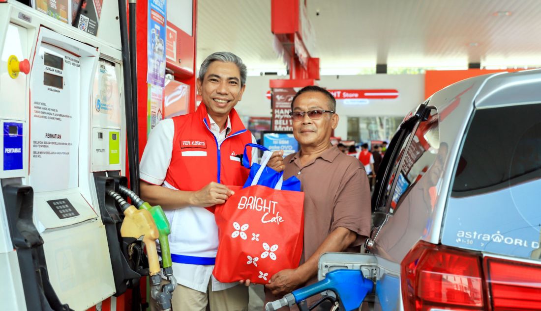 PTS. Direktur Utama PT Pertamina Retail Mohammad Fitrawan Nur menyapa dan berinteraksi dengan para pelanggan saat memperingati Hari Pelanggan Nasional 2024 di SPBU Coco Fatmawati, Jakarta, Rabu (4/9). PT Pertamina Retail sebagai bagian dari Subholding Commercial & Trading, menggelar kegiatan sapa pelanggan bertajuk Senyum Pelanggan, Semangat Kami, sebagai bentuk apresiasi terhadap pelanggan setia SPBU COCO Pertamina dilaksanakan secara serentak di 24 SPBU COCO yang tersebar di seluruh Indonesia. - JPNN.com