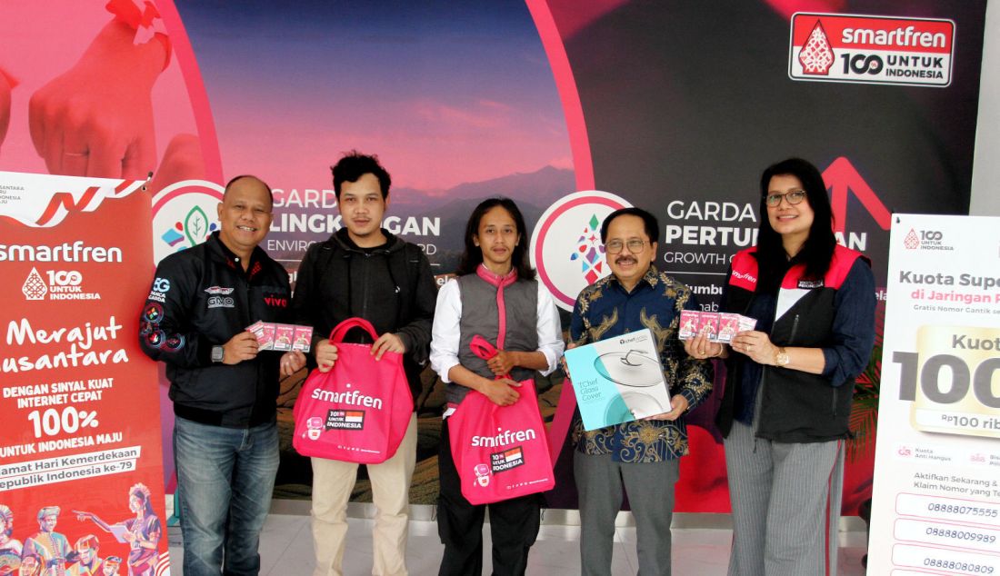 Regional Head Jabodetabek Smartfren Ervantoro Hermawan, President Director Smartfren Merza Fachys dan Div. Head Postpaid & Service Excellence Smartfren Rochele Camasosa saat memberikan hadiah kepada pelanggan setia Smartfren yang paling banyak mengumpulkan SmartPoin, di Galeri Smartfren Sabang, Jakarta, Rabu (4/9). - JPNN.com