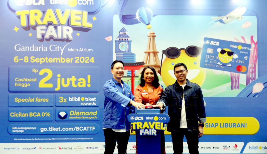 Kiri: Executive Vice President BCA I Ketut Alam Wangsawijaya, CEO tiket.com George Hendrata dan Deputi Bidang Pemasaran Kemenparekraf RI Ni Made Ayu Marthini saat peresmian penyelenggaraan BCA tiket.com Travel Fair 2024 di Atrium Utama Mall Gandaria City, Jakarta, Jumat (6/9). Acara yang berlangsung dari 6-8 September 2024 ini menghadirkan beragam promo menarik untuk memenuhi kebutuhan perjalanan masyarakat, termasuk cashback hingga Rp2 juta bagi pemegang Kartu Kredit BCA tiket.com. BCA dan tiket.com mengajak masyarakat untuk datang, dibantu pesan, dan siap liburan. - JPNN.com