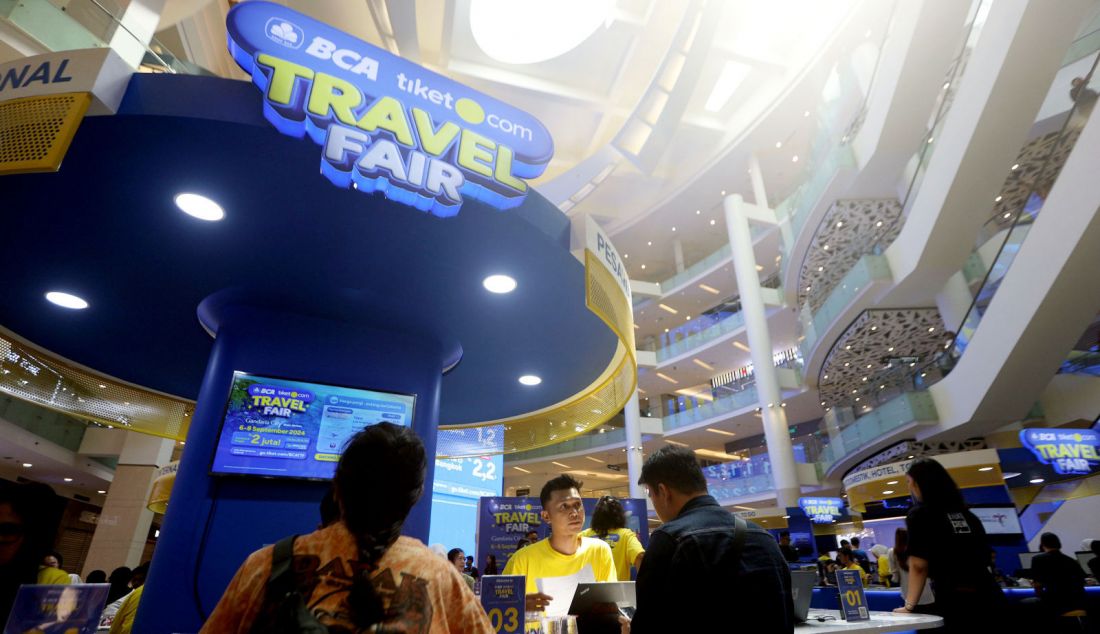 Sejumlah pengunjung saat mengunjugi Boot BCA tiket.com pada Travel Fair 2024 di Atrium Utama Mall Gandaria City, Jakarta, Jumat (6/9). - JPNN.com