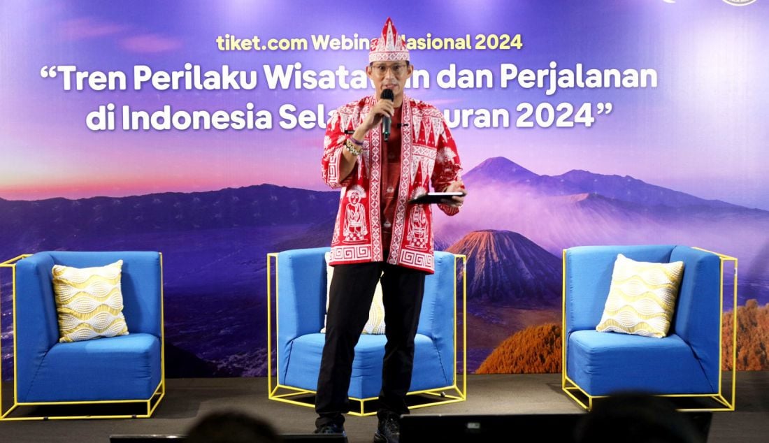 Menparekraf Sandiaga Uno dalam acara tiket.com Webinar Nasional 2024 bertajuk Tren Perilaku Wisatawan dan Perjalanan di Indonesia Selama Liburan 2024, Jakarta, Selasa (10/9). Kolaborasi strategis antara tiket.com bersama dengan Kemenparekraf RI ini sebagai langkah penting dalam membaca dan memetakan tren pariwisata untuk membantu pemerintah merumuskan kebijakan yang lebih efektif. - JPNN.com