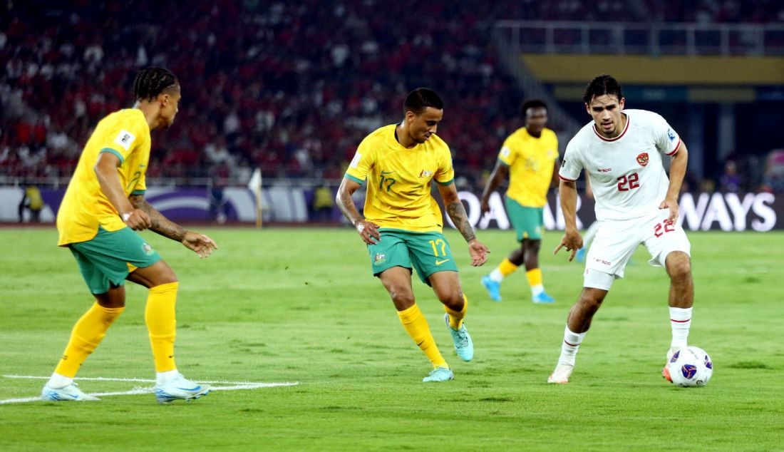 Pesepak bola Timnas Indonesia Nathan Tjoe A on saat bertanding melawan Australia pada laga Grup C putaran ketiga Kualifikasi Piala Dunia 2026 Zona Asia di Stadion Utama Gelora Bung Karno, Senayan, Jakarta, Selasa (10/9). Indonesia bermain imbang dengan Australia dengan skor 0-0. - JPNN.com