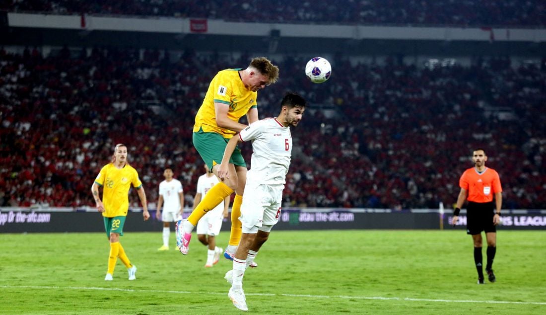 Pesepak bola Timnas Indonesia Sandy Walsh saat bertanding melawan Australia pada laga Grup C putaran ketiga Kualifikasi Piala Dunia 2026 Zona Asia di Stadion Utama Gelora Bung Karno, Senayan, Jakarta, Selasa (10/9). Indonesia bermain imbang dengan Australia dengan skor 0-0. - JPNN.com