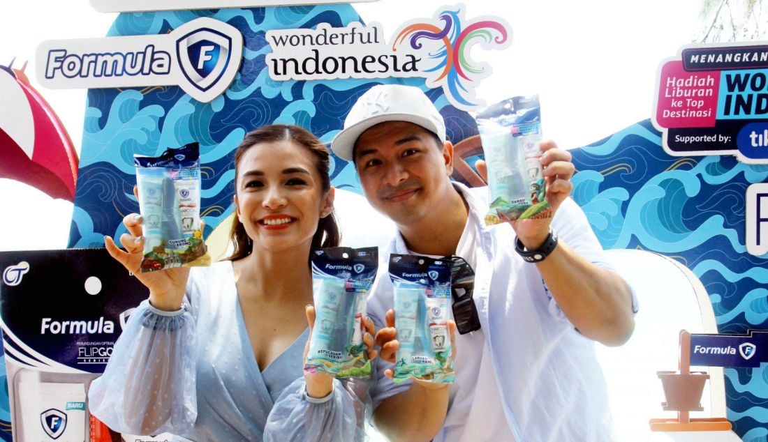 Brand ambassador Formula Chelsea Olivia dan Glenn Alinskie saat peluncuran meluncurkan produk kolaborasi FlipGo X Wonderful Series Indonesia di Pulau Macan, Kepulauan Seribu, Jakarta, yang merupakan salah satu destinasi wisata unggulan Indonesia, Kamis (12/9). Rangkaian kegiatan puncak Hari Kesehatan Gigi dan Mulut Nasional 2024 yang diselenggarakan oleh Formula oral care di Kepulauan Seribu, Berupa bakti sosial ke warga lokal,Sikat Gigi Massal serta donasi sikat gigi, pesta rakyat dan launching Formula FlipGo X Wonderful Indonesia yang berkolaborasi dengan Kemenparekraf. - JPNN.com