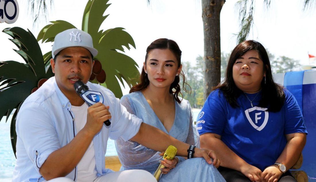 Marketing Director Formula Jennifer Fransisca, Brand ambassador Formula Chelsea Olivia dan Glenn Alinskie saat peluncuran meluncurkan produk kolaborasi FlipGo X Wonderful Series Indonesia di Pulau Macan, Kepulauan Seribu, Jakarta, yang merupakan salah satu destinasi wisata unggulan Indonesia, Kamis (12/9). Rangkaian kegiatan puncak Hari Kesehatan Gigi dan Mulut Nasional 2024 yang diselenggarakan oleh Formula oral care di Kepulauan Seribu, Berupa bakti sosial ke warga lokal,Sikat Gigi Massal serta donasi sikat gigi, pesta rakyat dan launching Formula FlipGo X Wonderful Indonesia yang berkolaborasi dengan Kemenparekraf. - JPNN.com