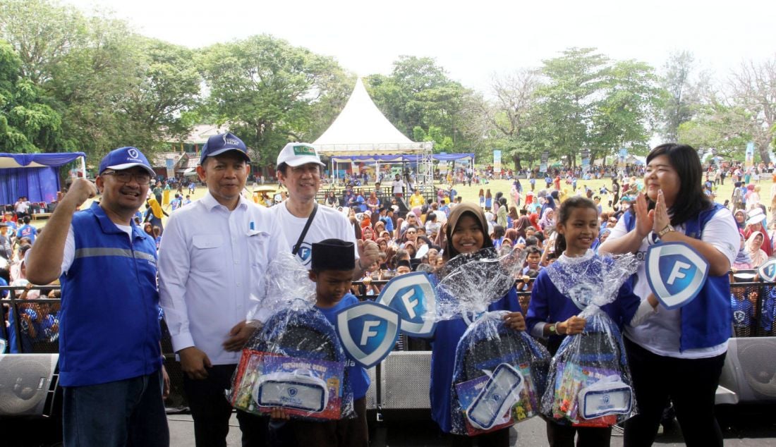 Perwakilan Kemenparekraf Indri Wahyu, Marketing Director Formula Jennifer Fransisca, Brand ambassador Formula Chelsea Olivia dan Glenn Alinskie saat peluncuran meluncurkan produk kolaborasi FlipGo X Wonderful Series Indonesia di Pulau Macan, Kepulauan Seribu, Jakarta, yang merupakan salah satu destinasi wisata unggulan Indonesia, Kamis (12/9). Rangkaian kegiatan puncak Hari Kesehatan Gigi dan Mulut Nasional 2024 yang diselenggarakan oleh Formula oral care di Kepulauan Seribu, Berupa bakti sosial ke warga lokal,Sikat Gigi Massal serta donasi sikat gigi, pesta rakyat dan launching Formula FlipGo X Wonderful Indonesia yang berkolaborasi dengan Kemenparekraf. - JPNN.com