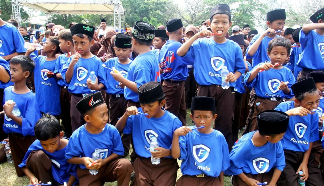 Ratusan siswa SD ikut serta dalam Sikat Gigi Massal di Pulau Kelapa, Kepulauan Seribu, Jakarta, Kamis (12/9). Rangkaian kegiatan puncak Hari Kesehatan Gigi dan Mulut Nasional 2024 yang diselenggarakan oleh Formula oral care di Kepulauan Seribu, Berupa bakti sosial ke warga lokal,Sikat Gigi Massal serta donasi sikat gigi, pesta rakyat dan launching Formula FlipGo X Wonderful Indonesia yang berkolaborasi dengan Kemenparekraf. - JPNN.com