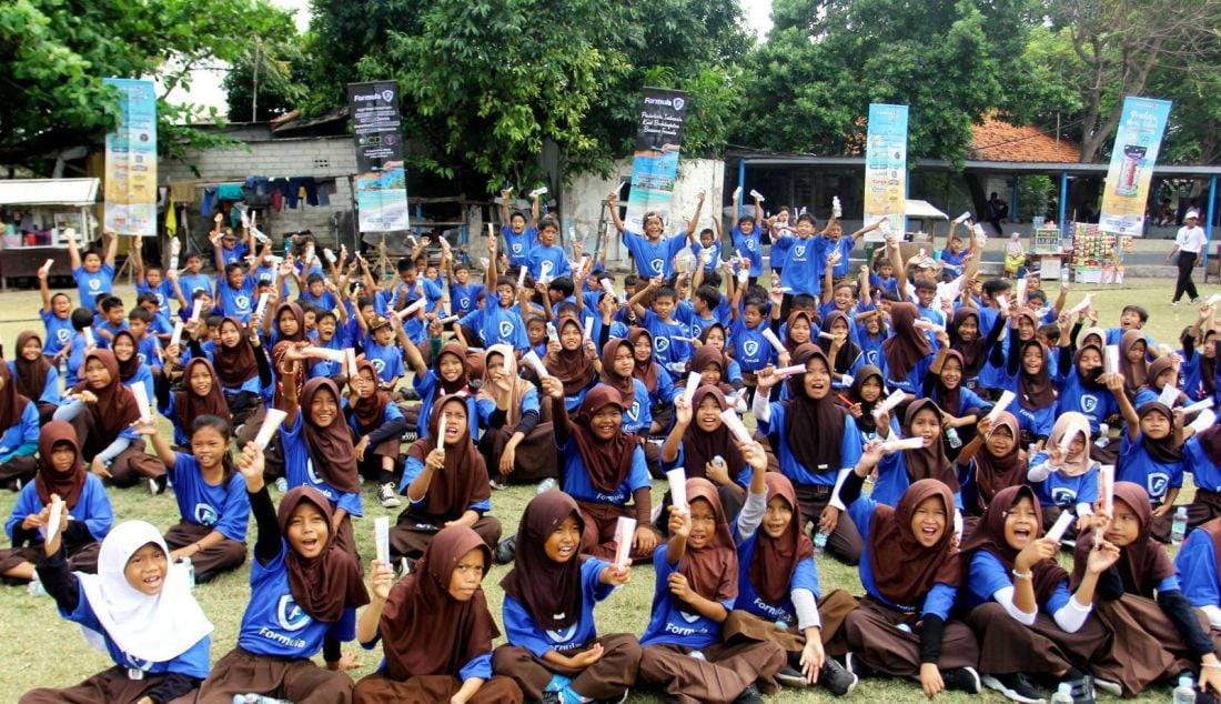 Ratusan siswa SD ikut serta dalam Sikat Gigi Massal di Pulau Kelapa, Kepulauan Seribu, Jakarta, Kamis (12/9). Rangkaian kegiatan puncak Hari Kesehatan Gigi dan Mulut Nasional 2024 yang diselenggarakan oleh Formula oral care di Kepulauan Seribu, Berupa bakti sosial ke warga lokal,Sikat Gigi Massal serta donasi sikat gigi, pesta rakyat dan launching Formula FlipGo X Wonderful Indonesia yang berkolaborasi dengan Kemenparekraf. - JPNN.com