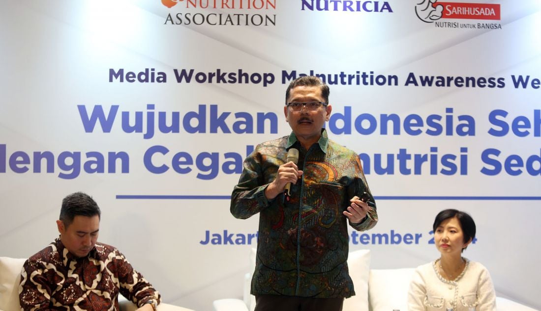 kiri: Medical & Scientific Affairs Director Nutricia Sarihusada Ray Wagiu Basrowi, Guru Besar Ilmu Penyakit Dalam Fakultas Kedokteran Universitas Indonesia Ari Fahrial Syam dan Presiden Indonesian Nutrition Association (INA) Luciana B. Sutanto menjadi pembicara pada media workshop Pekan Sadar Malnutrisi 2024 : Wujudkan Indonesia Sehat dengan Cegah Malnutrisi Sedari Dini, Jakarta, Selasa (17/9). Malnutrisi pada anak adalah masalah serius yang memerlukan perhatian dan upaya bersama, terutama di 1000 hari pertama kehidupan anak. Saat ini, malnutrisi merupakan salah satu masalah kesehatan yang signifikan di Indonesia, terutama di kalangan anak-anak dan ibu hamil. Terlihat dari hasil Laporan Survei Kesehatan Indonesia (SKI) Kementerian Kesehatan RI, angka nasional prevalensi stunting tahun 2023 sebesar 21,5 persen, yang artinya hanya turun 0,1 persen jika dibandingkan tahun 2022 yakni sebesar 21,6 persen. - JPNN.com