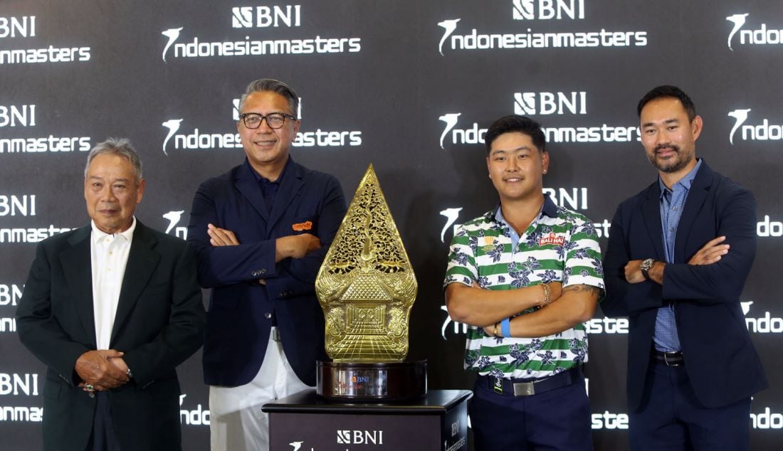 kiri: President Director Royale Jakarta Golf Club, Hendro Sutandi, Wholesale & International Banking Director BNI Agung Prabowo, Commissioner & CEO Asian Tour Cho Minn Thant dan Indonesian Professional Golfer, Jonathan Wijono saat Konferensi Pers Peluncuran BNI Indonesian Masters 2024, Jakarta, Selasa (17/9). BNI Indonesian Masters 2024 yang akan diselenggarakan pada 31 Oktober - 3 November 2024 di Royale Jakarta Golf Club dengan total hadiah sebesar USD 2 juta. - JPNN.com