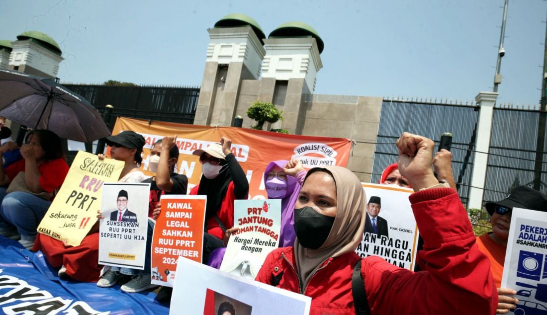 Koalisi Masyarakat Sipil untuk Undang-Undang PPRT menggelar aksi dengan membentangkan poster di depan gedung DPR, Kompleks Parlemen Senayan, Jakarta, Selasa (17/9). Aksi yang digelar memasuki hari kelima tersebut untuk mendesak kepada DPR yang dinilai telah abai terhadap nasih pekerja rumah tangga yang tidak kunjung disahkan. RUU PPRT mandek di DPR sejak 20 tahun lalu dan hingga kini belum juga dibahas dan disahkan. Padahal, peran PRT sangat vital dalam kehidupan sehari-hari masyarakat Indonesia. - JPNN.com