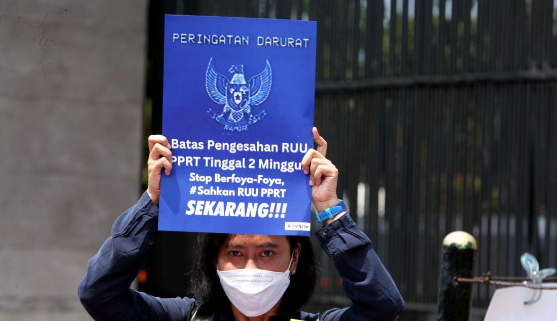 Koalisi Masyarakat Sipil untuk Undang-Undang PPRT menggelar aksi dengan membentangkan poster di depan gedung DPR, Kompleks Parlemen Senayan, Jakarta, Selasa (17/9). Aksi yang digelar memasuki hari kelima tersebut untuk mendesak kepada DPR yang dinilai telah abai terhadap nasih pekerja rumah tangga yang tidak kunjung disahkan. RUU PPRT mandek di DPR sejak 20 tahun lalu dan hingga kini belum juga dibahas dan disahkan. Padahal, peran PRT sangat vital dalam kehidupan sehari-hari masyarakat Indonesia. - JPNN.com