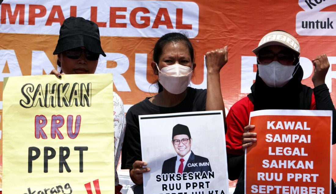 Koalisi Masyarakat Sipil untuk Undang-Undang PPRT menggelar aksi dengan membentangkan poster di depan gedung DPR, Kompleks Parlemen Senayan, Jakarta, Selasa (17/9). Aksi yang digelar memasuki hari kelima tersebut untuk mendesak kepada DPR yang dinilai telah abai terhadap nasih pekerja rumah tangga yang tidak kunjung disahkan. RUU PPRT mandek di DPR sejak 20 tahun lalu dan hingga kini belum juga dibahas dan disahkan. Padahal, peran PRT sangat vital dalam kehidupan sehari-hari masyarakat Indonesia. - JPNN.com