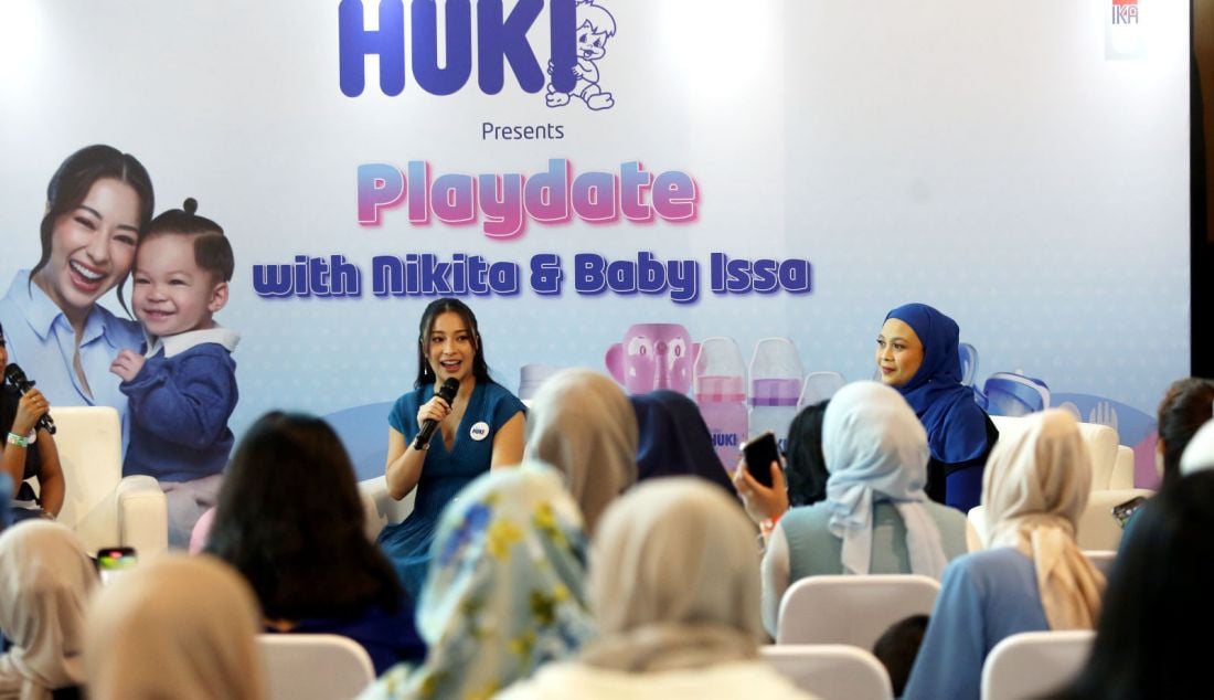 Brand Ambassador Baby HUKI Nikita Willy (kiri) dan Marketing Manager Baby HUKI Risa Trisanti dalam acara interaktif Playdate with Nikita and Issa, Jakarta, Rabu (18/7). Baby HUKI percaya bahwa memiliki momen yang berkualitas atau bonding yang sehat antara orang tua dan si Kecil itu sangat penting. Untuk mendukung tumbuh kembang si Kecil, Baby HUKI mengadakan kegiatan Playdate bersama Nikita Willy dan Issa sebagai Brand Ambassador untuk memberikan edukasi kepada para orang tua mengenai pentingnya menciptakan bonding yang sehat dengan si Kecil melalui berbagai aktivitas yang interaktif. - JPNN.com