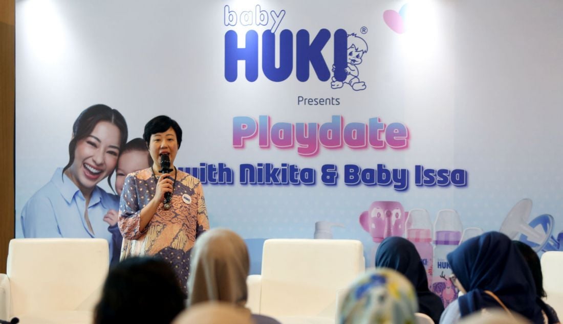 GM Sales Marketing Baby HUKI Franciska Puspa Julia dalam acara interaktif Playdate with Nikita and Issa, Jakarta, Rabu (18/7). Baby HUKI percaya bahwa memiliki momen yang berkualitas atau bonding yang sehat antara orang tua dan si Kecil itu sangat penting. Untuk mendukung tumbuh kembang si Kecil, Baby HUKI mengadakan kegiatan Playdate bersama Nikita Willy dan Issa sebagai Brand Ambassador untuk memberikan edukasi kepada para orang tua mengenai pentingnya menciptakan bonding yang sehat dengan si Kecil melalui berbagai aktivitas yang interaktif. - JPNN.com