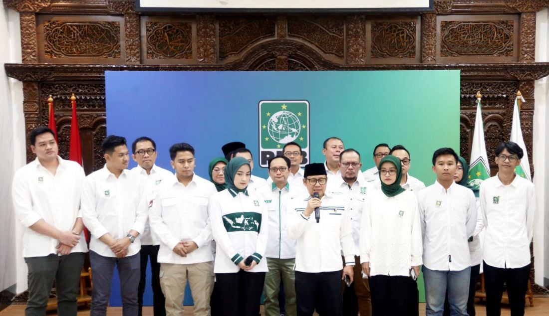 Ketua Umum Partai Kebangkitan Bangsa Muhaimin Iskandar didampingi sejumlah pengurus menyampaikan susunan pengurus baru DPP PKB 2024 - 2029 di Jakarta, Rabu (18/9). Muhaimin Iskandar mengumumkan susunan Ketua Harian DPP PKB masa bakti 2024-2029 melengkapi susunan Dewan Pengurus Pusat (DPP) PKB yang telah diumumkan sebelumnya. - JPNN.com