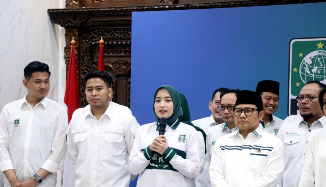 Ketua Umum Partai Kebangkitan Bangsa Muhaimin Iskandar didampingi sejumlah pengurus menyampaikan susunan pengurus baru DPP PKB 2024 - 2029 di Jakarta, Rabu (18/9). Muhaimin Iskandar mengumumkan susunan Ketua Harian DPP PKB masa bakti 2024-2029 melengkapi susunan Dewan Pengurus Pusat (DPP) PKB yang telah diumumkan sebelumnya. - JPNN.com