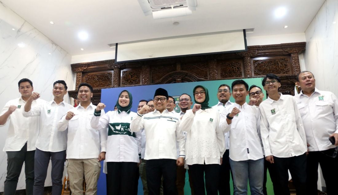 Ketua Umum Partai Kebangkitan Bangsa Muhaimin Iskandar didampingi sejumlah pengurus menyampaikan susunan pengurus baru DPP PKB 2024 - 2029 di Jakarta, Rabu (18/9). Muhaimin Iskandar mengumumkan susunan Ketua Harian DPP PKB masa bakti 2024-2029 melengkapi susunan Dewan Pengurus Pusat (DPP) PKB yang telah diumumkan sebelumnya. - JPNN.com