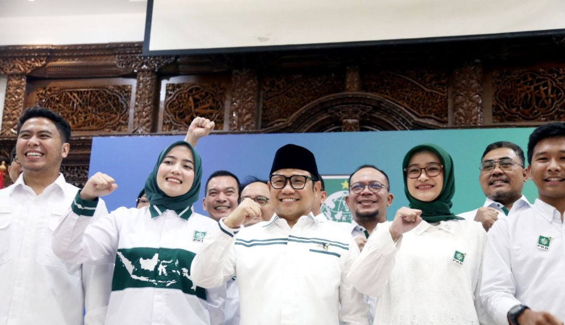 Ketua Umum Partai Kebangkitan Bangsa Muhaimin Iskandar didampingi sejumlah pengurus menyampaikan susunan pengurus baru DPP PKB 2024 - 2029 di Jakarta, Rabu (18/9). Muhaimin Iskandar mengumumkan susunan Ketua Harian DPP PKB masa bakti 2024-2029 melengkapi susunan Dewan Pengurus Pusat (DPP) PKB yang telah diumumkan sebelumnya. - JPNN.com