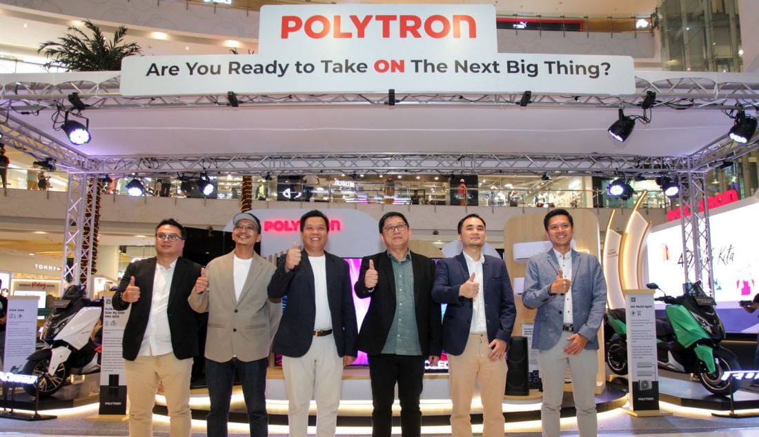 kiri: Product Specialist of AC POLYTRON Erwin Kurniawan, Head of Group Product EV POLYTRON Ilman Fachrian Fadly, Head of Group Product White Goods Albert Fleming, Commercial Director POLYTRON Tekno Wibowo, Head of Group Product Audio Video POLYTRON Bambang Athung dan Product Specialist of Refrigerator of POLYTRON Rocky Yulius Wijaya saat membuka pameran bertajuk 