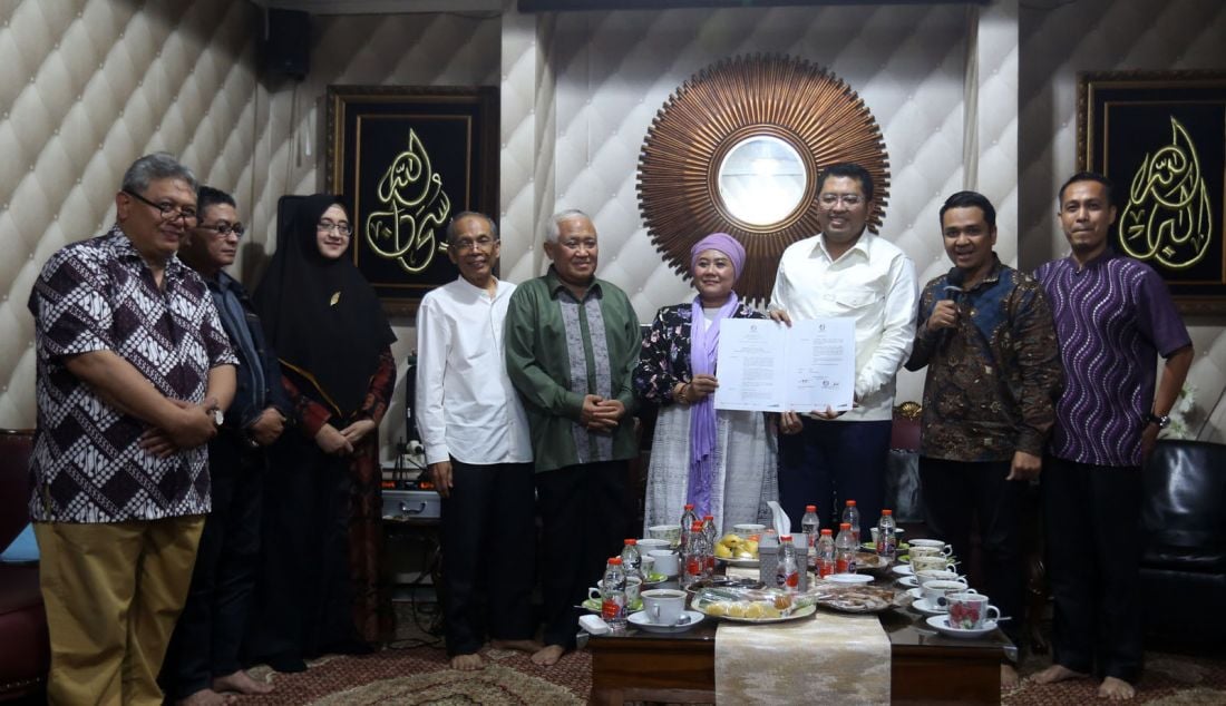 Ketua Majelis Permusyawaratan Partai (MPP) Partai Pelita Din Syamsuddin Bersama Ketua Umum Partai Pelita Arie Chandra Kurniawan dan pengurus Partai Pelita menerima kunjungan Bakal Paslon Gubernur dan Wakil Gubernur Jawa Timur 2024-2029 Luluk Nur Hamidah dan Lukmanul Khakim di kediaman Din Syamsuddin, daerah Ragunan, Jakarta Selatan, Kamis (19/9). Partai Pelita memberi dukungan kepada Luluk Nur Hamidah dan Lukmanul Khakim di Pilkada Jatim 2024. - JPNN.com