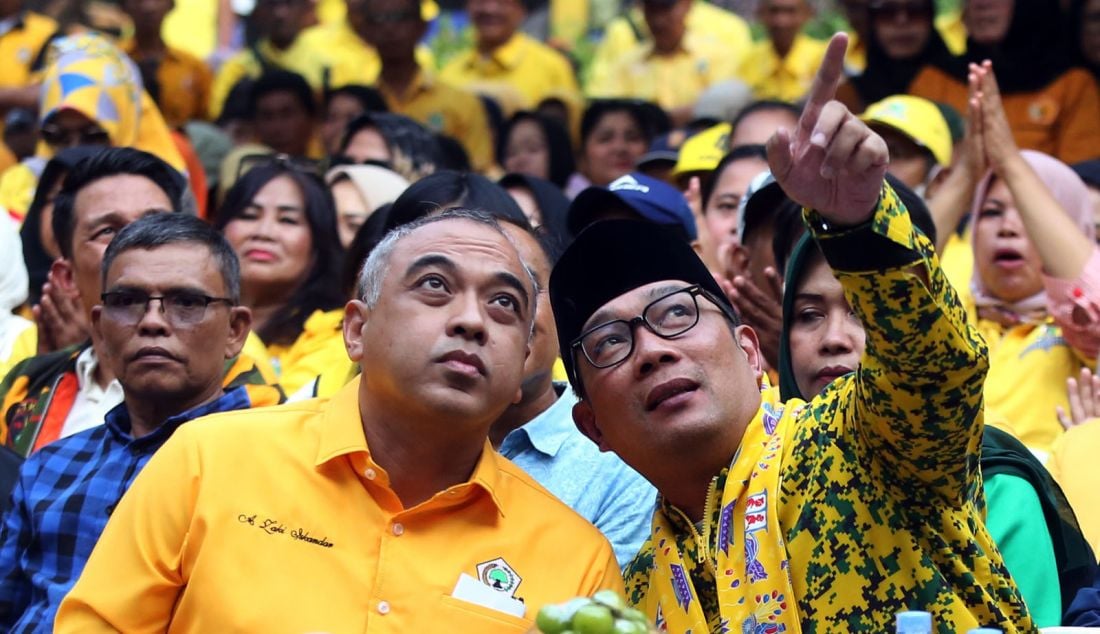 Bakal calon Gubernur DKI Jakarta Ridwan Kamil bersama Ketua DPD Partai Golkar DKI Jakarta Ahmed Zaki Iskandar saat acara Apel Pemenangan Ridwan Kamil - Suswono (RIDO) di Halaman kantor Golkar DKI Jakarta, Jakarta, Sabtu (21/9). - JPNN.com