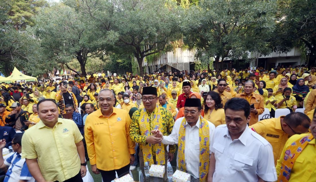 Bakal paslon Gubernur dan Wakil Gubernur DKI Jakarta Ridwan Kamil-Suswono (RIDO) bersama sejumlah petinggi partai-partai pendukung saat acara Apel Pemenangan Ridwan Kamil - Suswono (RIDO) di Halaman kantor Golkar DKI Jakarta, Jakarta, Sabtu (21/9). - JPNN.com