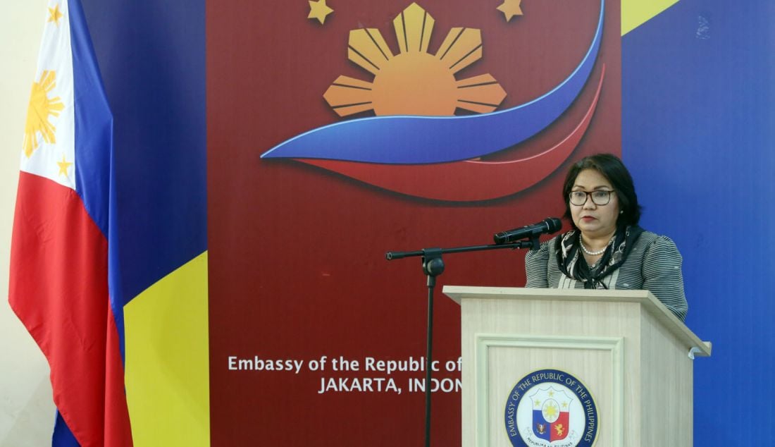 Duta Besar Filipina untuk Indonesia Gina A Jamoralin memberikan sambutan dalam kuliah bertajuk Maps and The Emergence of The Filipino Nation (Peta dan Kemunculan Bangsa Filipina) di kedutaan Besar Republik Filipina, Jakarta, Sabtu (21/9). Dalam kuliahnya, Dr. Ocampo membahas cara membaca kisah kebangsaan Filipina melalui peta serta tentang sifat dan budaya kepulauan Filipina, yang menawarkan wawasan dan refleksi tentang masa lalu. - JPNN.com