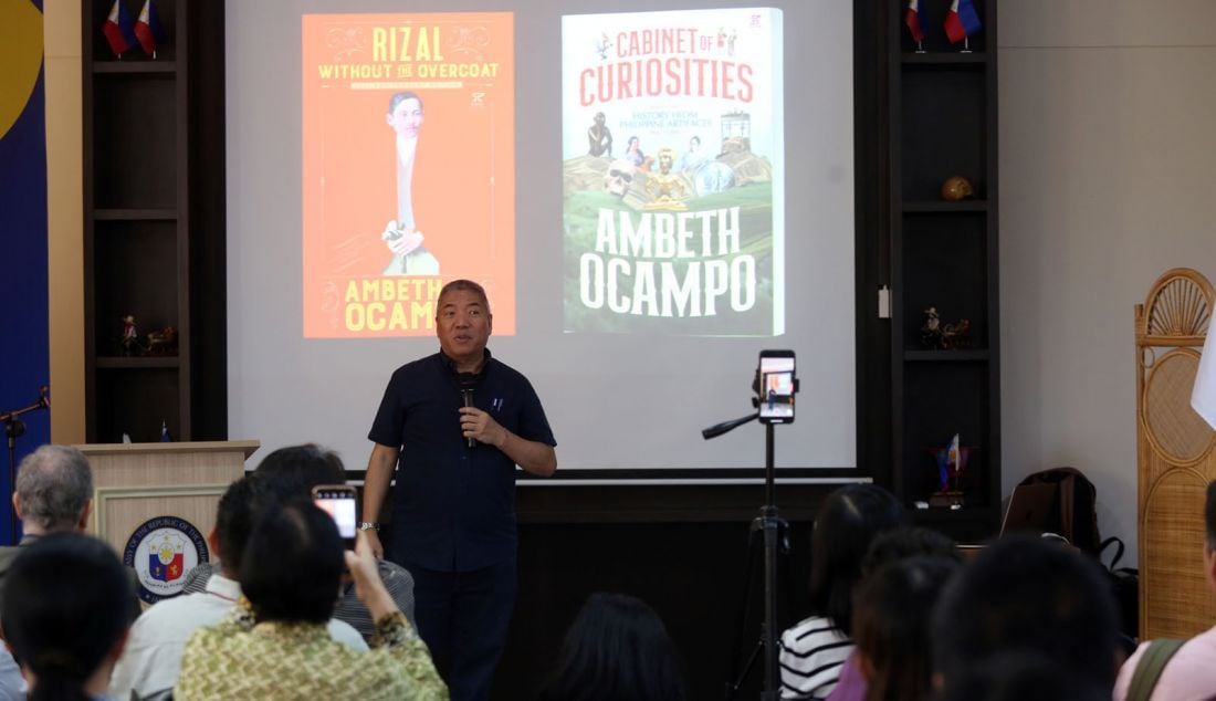 Sejarawan Publik dan Kurator Independen dari Filipina Ambeth R. Ocampo saat kuliah bertajuk Maps and The Emergence of The Filipino Nation (Peta dan Kemunculan Bangsa Filipina) di kedutaan Besar Republik Filipina, Jakarta, Sabtu (21/9). Dalam kuliahnya, Dr. Ocampo membahas cara membaca kisah kebangsaan Filipina melalui peta serta tentang sifat dan budaya kepulauan Filipina, yang menawarkan wawasan dan refleksi tentang masa lalu. - JPNN.com