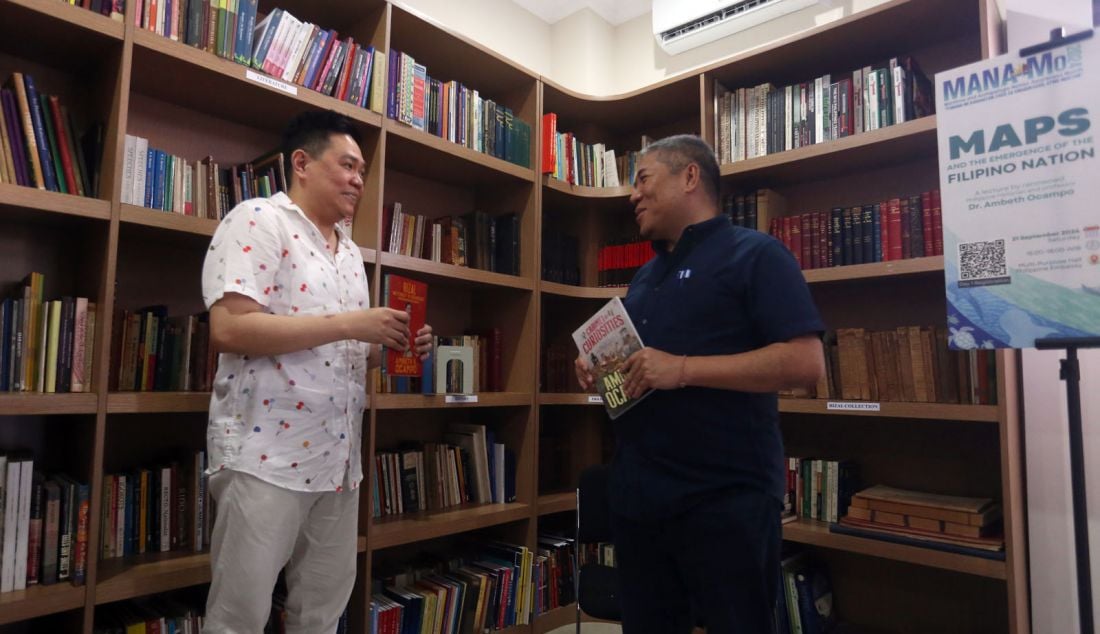 Sejarawan Publik dan Kurator Independen dari Filipina Ambeth R. Ocampo (kanan) berbincang dengan Consul General Kedutaan Besar Republik Filipina di Indonesia Gonaranao B. Musor disela kuliah bertajuk Maps and The Emergence of The Filipino Nation (Peta dan Kemunculan Bangsa Filipina) di kedutaan Besar Republik Filipina, Jakarta, Sabtu (21/9). Dalam kuliahnya, Dr. Ocampo membahas cara membaca kisah kebangsaan Filipina melalui peta serta tentang sifat dan budaya kepulauan Filipina, yang menawarkan wawasan dan refleksi tentang masa lalu. - JPNN.com