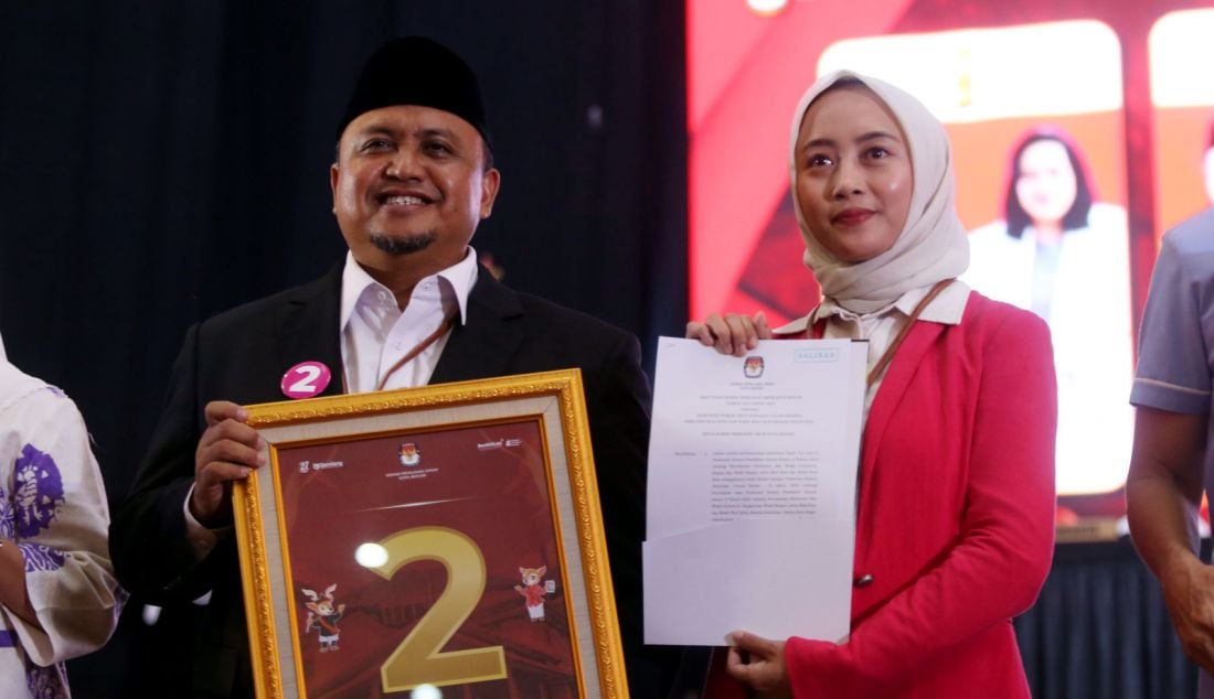 Paslon Wali Kota dan Wakil Wali Kota Bogor Atang Trisnanto-Annida Alivia saat Pleno terbuka pengundian dan penetapan nomor urut pasangan calon Wali Kota dan Wakil Wali Kota Bogor di Gedung Braja Mustika, Senin (23/9). Atang Trisnanto-Annida Alivia mendapatkan nomor urut 2. - JPNN.com