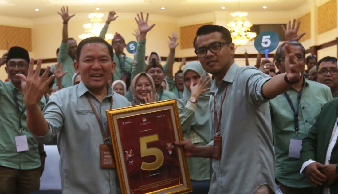 Paslon Wali Kota dan Wakil Wali Kota Bogor Dr. Raendi Rayendra-Eka Maulana saat Pleno terbuka pengundian dan penetapan nomor urut pasangan calon Wali Kota dan Wakil Wali Kota Bogor di Gedung Braja Mustika, Senin (23/9). Dr. Raendi Rayendra-Eka Maulana Darsa mendapatkan nomor urut 5. - JPNN.com