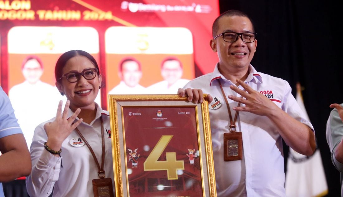 Paslon Wali Kota dan Wakil Wali Kota Bogor Rena Da Frina-Teddy Risandi saat Pleno terbuka pengundian dan penetapan nomor urut pasangan calon Wali Kota dan Wakil Wali Kota Bogor di Gedung Braja Mustika, Senin (23/9). Rena Da Frina-Teddy Risandi mendapatkan nomor urut 4. - JPNN.com