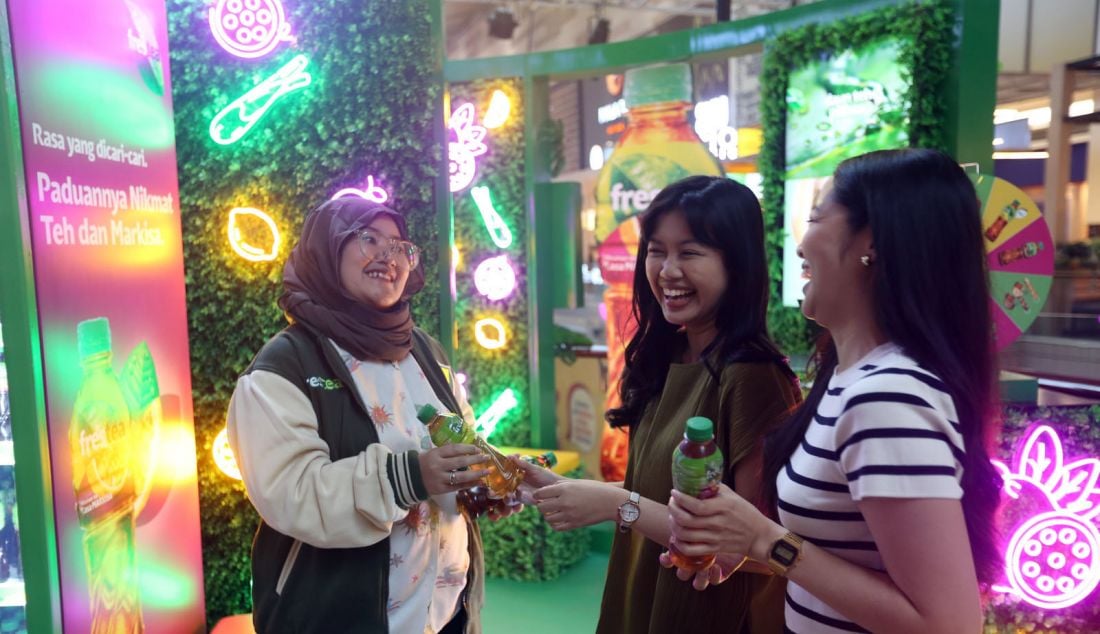 Frontline Marketing Manager Coca-Cola Indonesia Jessica Harsya tengah berbincang bersama pengunjung di booth FRESTEA Zone sebagai bagian dari kampanye #RasanyaTemenan di Food Society, Mall Kota Kasablanka, Jakarta, Selasa (24/9). Untuk merayakan peluncuran FRESTEA Lemon and Lemongrass, masyarakat dapat merasakan pengalaman interaktif di FRESTEA Zone hingga tanggal 6 Oktober 2024. - JPNN.com