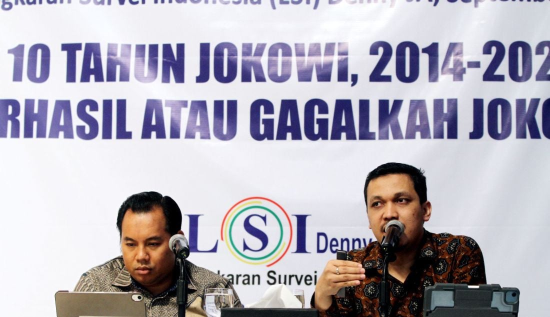 Peneliti senior LSI Denny JA Ardian Sopa (kanan) dan Fadhli Fakhri Fauzan memaparkan temuan dan analisis Survei Nasional bertajuk '10 Tahun Jokowi, 2014-2024, Berhasil Atau Gagalkah Jokowi?', Jakarta, Selasa (24/9). Jokowi meraih 3 rapor biru, 3 rapor netral, dan 1 rapor merah. Dengan mempertimbangkan data yang tersedia, masa kepemimpinan Jokowi bisa dinilai berhasil secara keseluruhan, terutama dalam menciptakan fondasi yang kuat untuk pertumbuhan ekonomi dan kemajuan sosial di masa depan. - JPNN.com