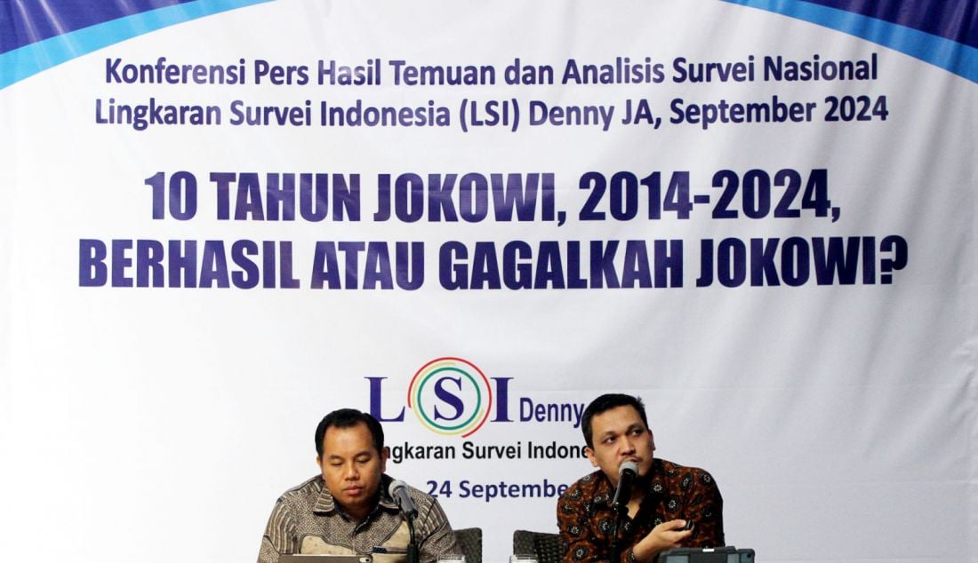 Peneliti senior LSI Denny JA Ardian Sopa (kanan) dan Fadhli Fakhri Fauzan memaparkan temuan dan analisis Survei Nasional bertajuk '10 Tahun Jokowi, 2014-2024, Berhasil Atau Gagalkah Jokowi?', Jakarta, Selasa (24/9). Jokowi meraih 3 rapor biru, 3 rapor netral, dan 1 rapor merah. Dengan mempertimbangkan data yang tersedia, masa kepemimpinan Jokowi bisa dinilai berhasil secara keseluruhan, terutama dalam menciptakan fondasi yang kuat untuk pertumbuhan ekonomi dan kemajuan sosial di masa depan. - JPNN.com