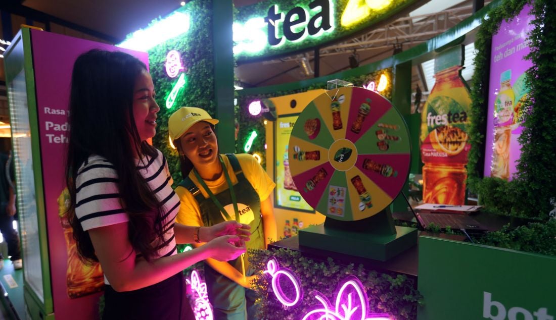 Pengunjung saat bermain di booth FRESTEA Zone sebagai bagian dari kampanye #RasanyaTemenan di Food Society, Mall Kota Kasablanka, Jakarta, Selasa (24/9). Untuk merayakan peluncuran FRESTEA Lemon and Lemongrass, masyarakat dapat merasakan pengalaman interaktif di FRESTEA Zone hingga tanggal 6 Oktober 2024. - JPNN.com