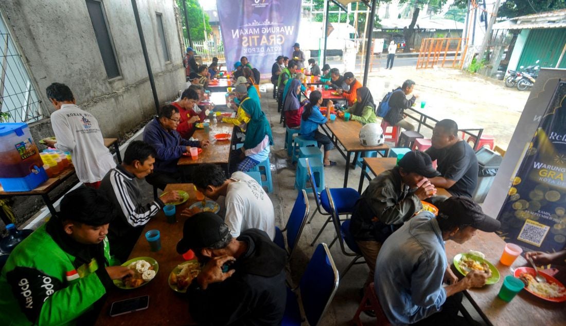 Warga dicukur gratis di Warung Makan Gratis di Jalan Raya Jakarta-Bogor, Nomor 37 KM 34, Kelurahan Cisalak, Kecamatan Sukmajaya, Depok, Jawa Barat, Selasa (24/9). Warung makan yang dikelola Yayasan Sahabat Almira Indonesia ini setiap harinya dari Senin-Jumat menyediakan lebih dari 250 porsi makanan gratis kepada warga yang pendanaannya berasal dari para donatur. - JPNN.com