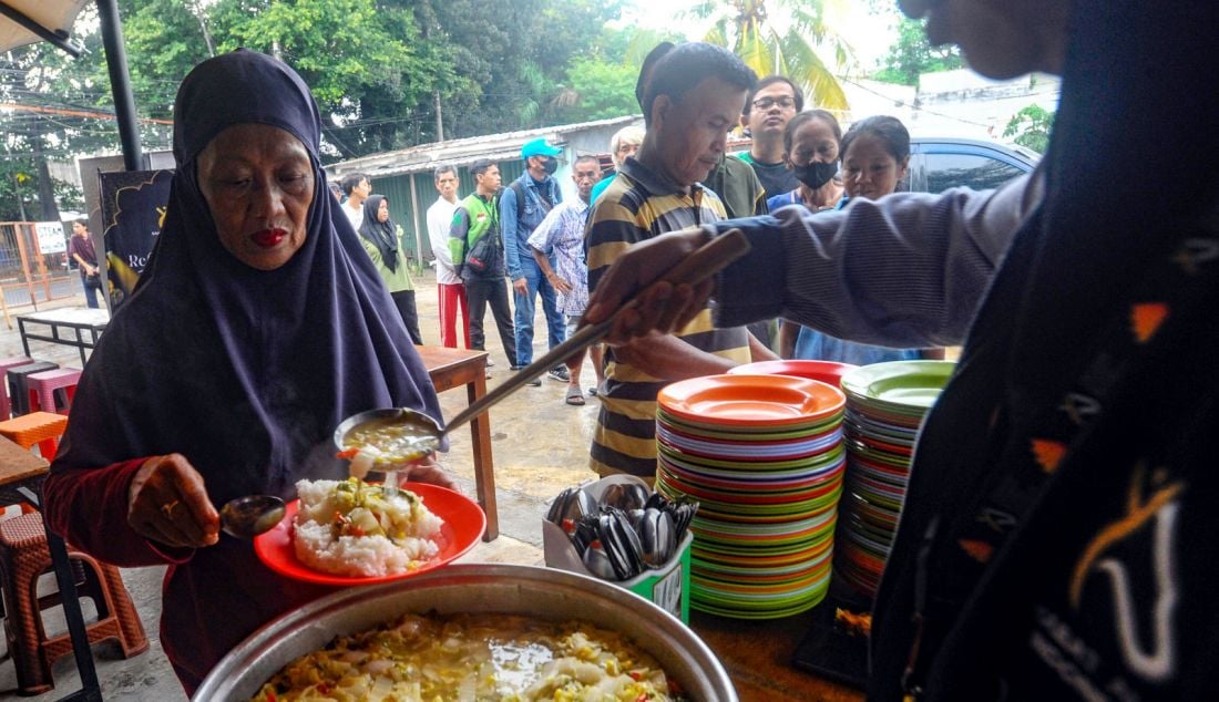 Warga dicukur gratis di Warung Makan Gratis di Jalan Raya Jakarta-Bogor, Nomor 37 KM 34, Kelurahan Cisalak, Kecamatan Sukmajaya, Depok, Jawa Barat, Selasa (24/9). Warung makan yang dikelola Yayasan Sahabat Almira Indonesia ini setiap harinya dari Senin-Jumat menyediakan lebih dari 250 porsi makanan gratis kepada warga yang pendanaannya berasal dari para donatur. - JPNN.com