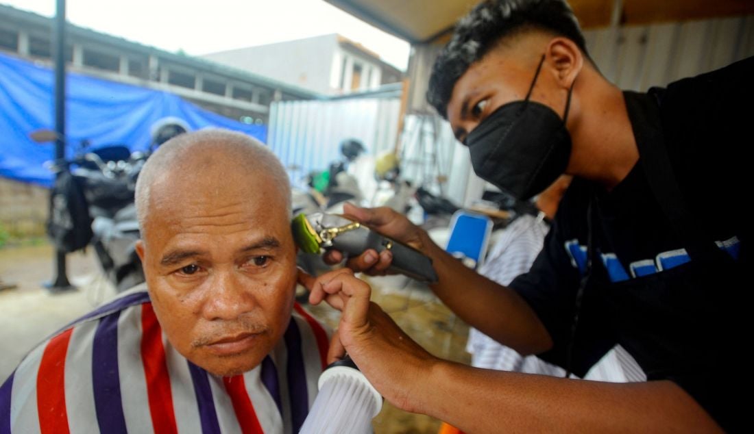 Warga dicukur gratis di Warung Makan Gratis di Jalan Raya Jakarta-Bogor, Nomor 37 KM 34, Kelurahan Cisalak, Kecamatan Sukmajaya, Depok, Jawa Barat, Selasa (24/9). Warung makan yang dikelola Yayasan Sahabat Almira Indonesia ini setiap harinya dari Senin-Jumat menyediakan lebih dari 250 porsi makanan gratis kepada warga yang pendanaannya berasal dari para donatur. - JPNN.com