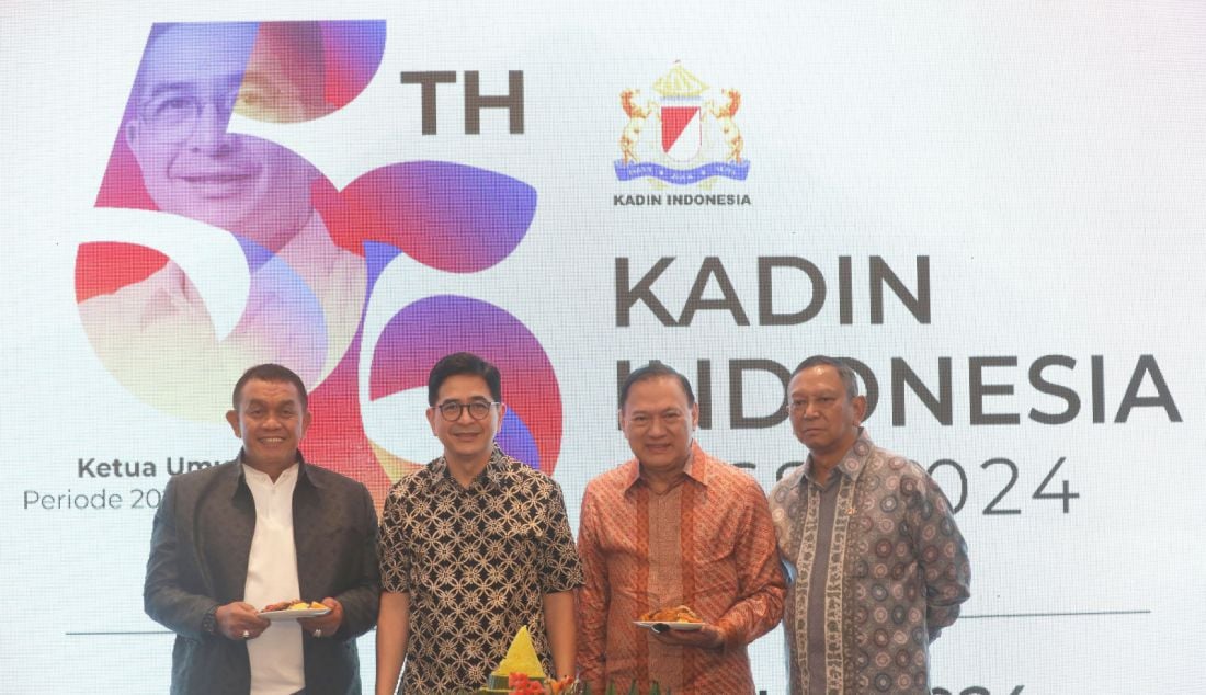 Ketua Umum Kadin Provinsi Jawa Barat Cucu Sutara bersama Ketua Umum Kadin Indonesia Arsjad Rasjid, Wakil Ketua Dewan Penasehat Kadin Indonesia Agus Martowardojo dan WKU Bidang Industri Olahraga Kadin Indonesia Irawadi D Hanafi saat membuka perayaan Hari Ulang Tahun Kadin Indonesia ke 56 di Jakarta. Ketua Kadin, Arsjad Rasjid, menegaskan bahwa sebagai motor penggerak ekonomi dan mitra strategis pemerintah, Kadin siap bekerja sama dengan presiden terpilih dan berkomunikasi intensif untuk menyusun whitepaper kebijakan ekonomi lima tahun ke depan, serta mendorong anggota tetap bersatu demi pertumbuhan ekonomi. - JPNN.com