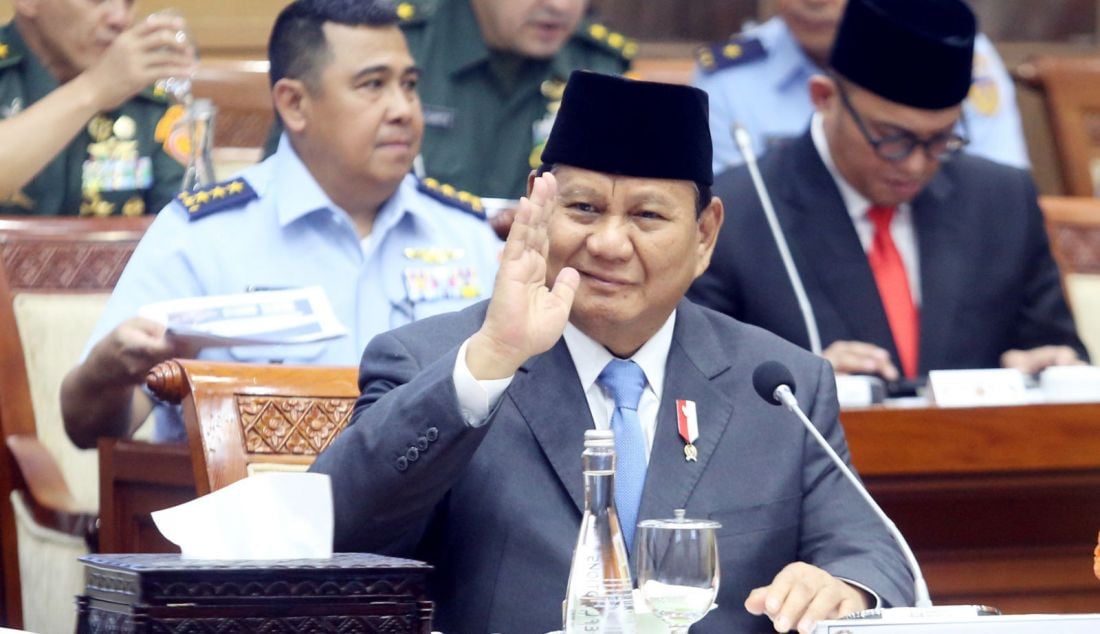 Menhan Prabowo Subianto saat rapat kerja (Raker) dengan Komisi I DPR di Gedung DPR, Jakarta, Rabu (25/9). Rapat tersebut beragendakan pembicaraan Tingkat I Terhadap 5 RUU Kerjasama Bidang Pertahanan. - JPNN.com