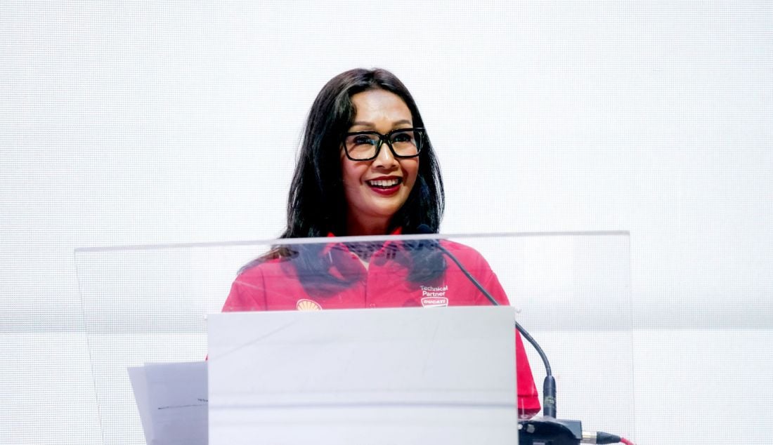 Presiden Direktur Shell Indonesia Ingrid Siburian saat acara Konferensi Pers Shell Advance dan Ducati Corse, Jakarta (25/9). Shell Advance, merek pelumas sepeda motor kelas dunia, akan kembali menghadirkan kemitraan teknisnya (technical partnership) dengan Ducati Corse untuk MotoGP 2024 pada 27-29 September 2024 di Sirkuit Internasional Mandalika, Lombok, Nusa Tenggara Barat. - JPNN.com