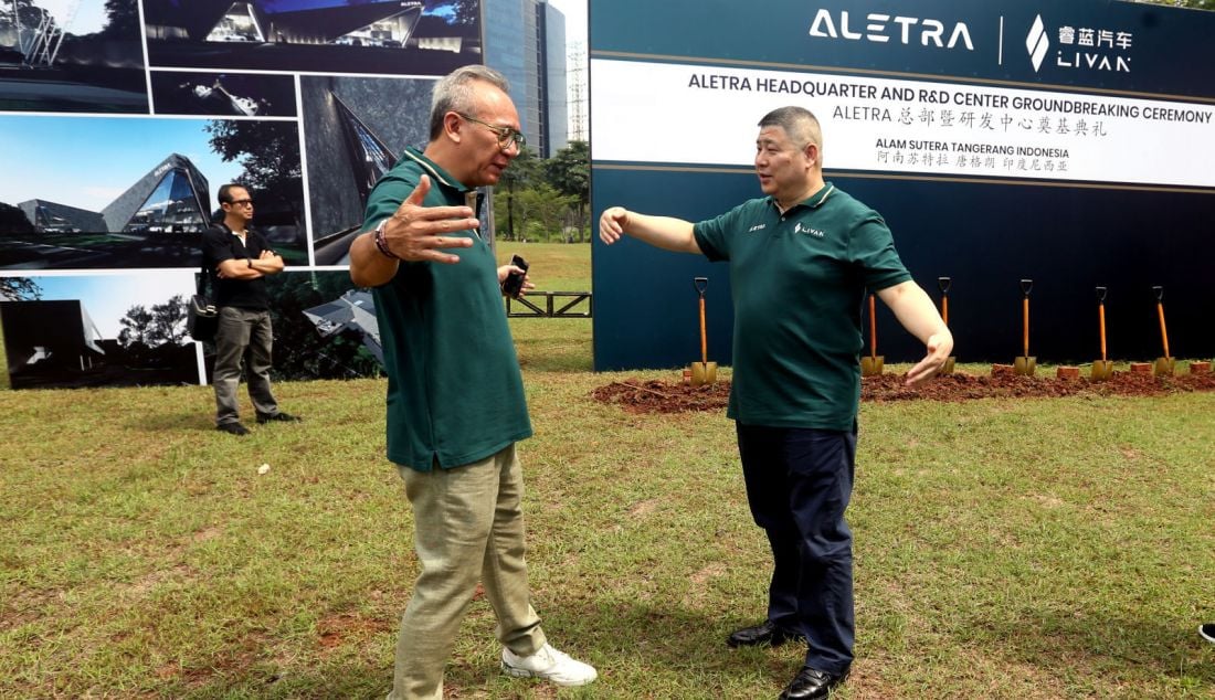 Zhou Zongcheng (Chairman & CEO, LIVAN Auto) dan Megusdyan Susanto (Chairman & Founder ALETRA) di Alam Sutera, Tangerang Selatan, Banten, Kamis (26/9). PT Aletra Mobil Nusantara, pemilik brand mobil listrik ALETRA melalukan groundbreaking pembangunan penelitian dan pengembangannya (litbang/R&D center) Setir Kanan khusus Aletra di Asia Tenggara. - JPNN.com