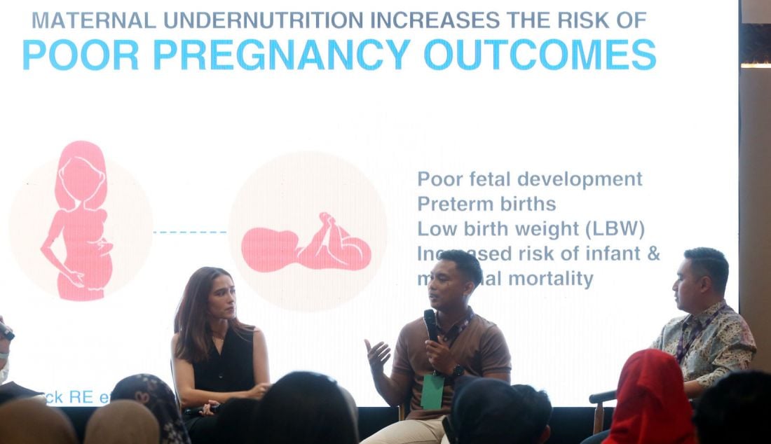 Kiri: Public figure Yasmine Wildblood, Medical & Scientific Affairs Director Danone Indonesia Ray Wagiu Basrowi dan Co Founder Gaia Parenting Ilzam Nuzulul Hakiki saat Ideatalks powered by Danone Indonesian, Jakarta, Jumat (20/9). Danone Indonesia hadir dalam kegiatan IdeaFest 2024, guna memperkuat edukasi serta pemahaman orang tua terkait pentingnya nutrisi optimal sebagai kunci pencegahan anemia dan stunting. - JPNN.com